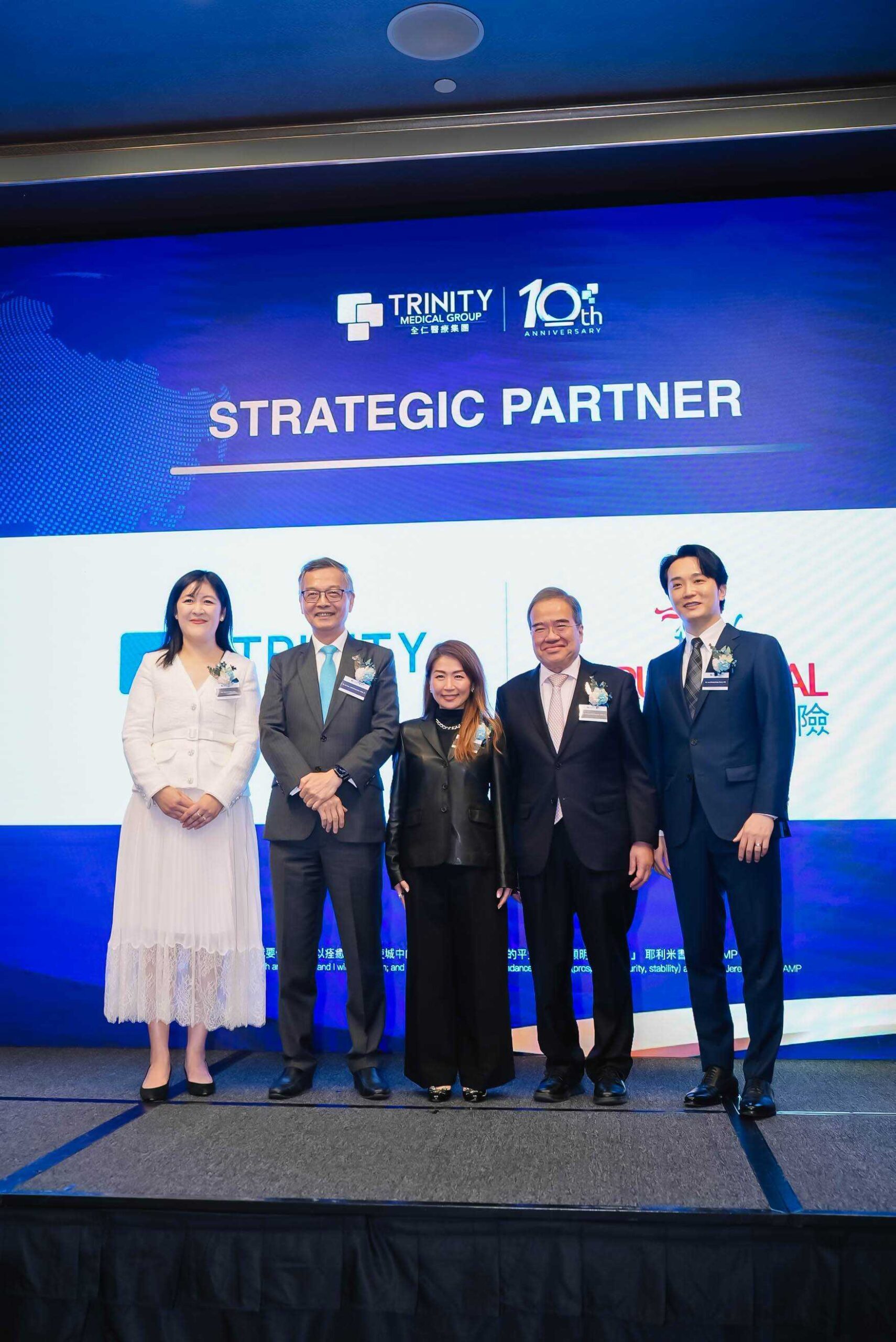 全仁醫療與保誠保險達成戰略合作協議， 並獲保誠保險首席客務營運及健康保障業務總監歐陽佩玲女士親臨出席合照。