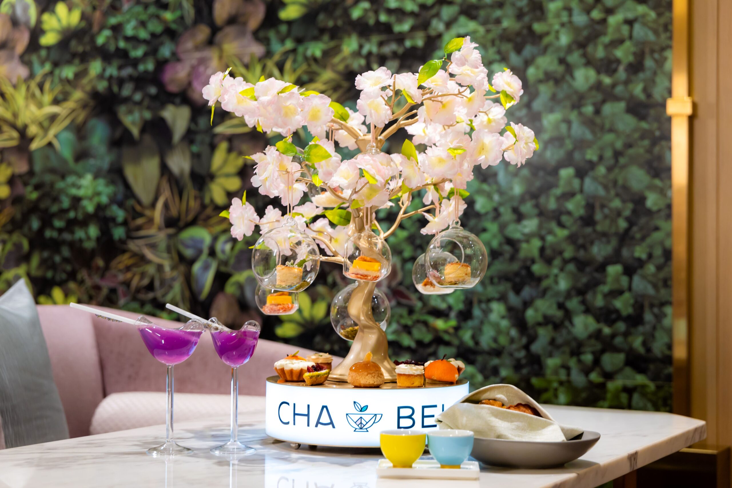 「澳門銀河」以“CHA BEI果漾花间下午茶”展开一席花间午后，由西饼行政总厨任乐轩与法国最佳工匠 Pierre‑Henri Roullard 以花果与茶香为语言，将光影、香气与甜美，静静织成一场如梦似画的感官花园。