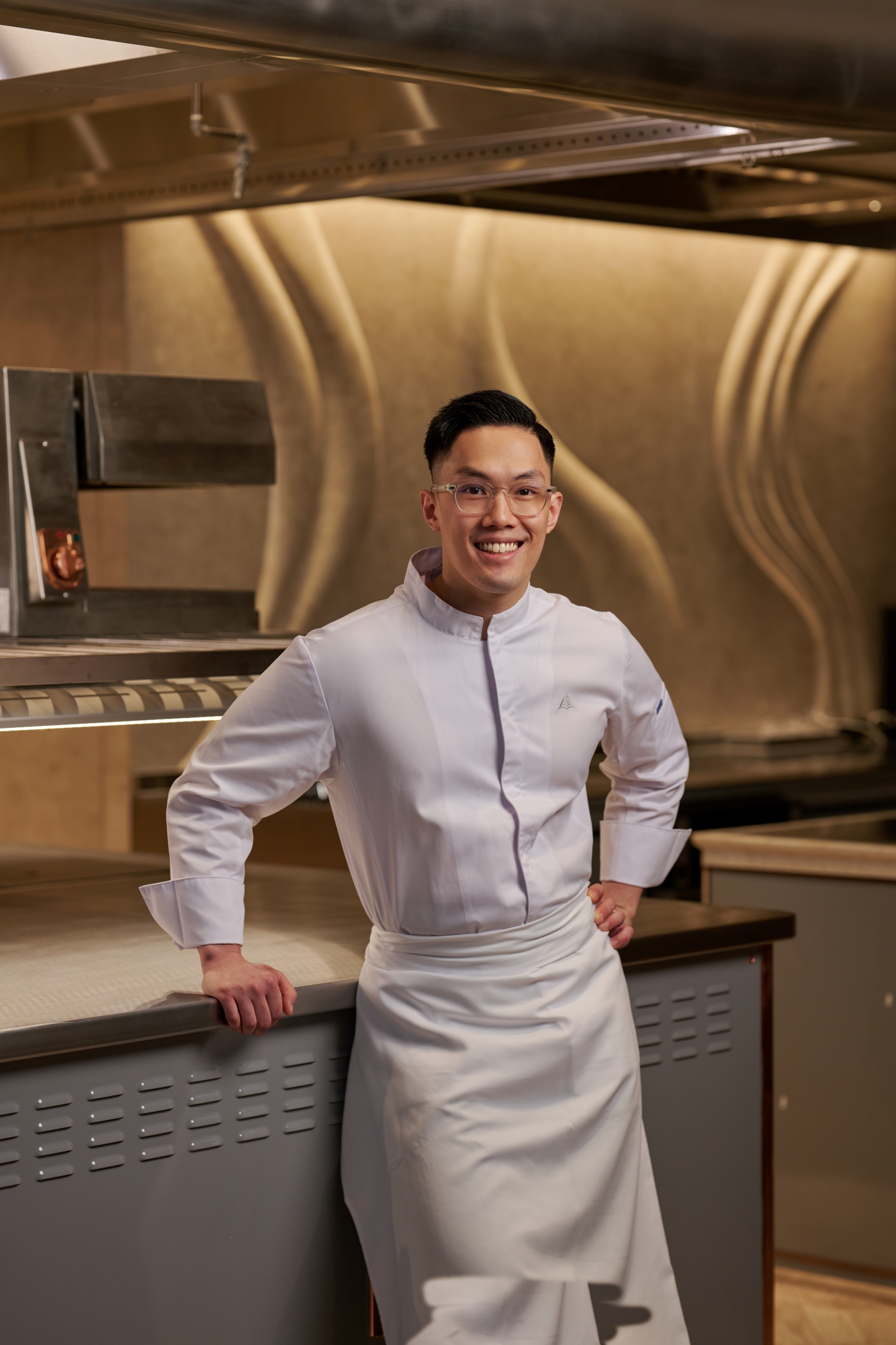 Executive Chef Harvey Hsieh brings a refined culinary perspective shaped by classical French training, a strong technical foundation and disciplined approach in Michelin-starred kitchens. Years spent alongside his mentor Vicky Cheng at VEA further defined a style marked by precision, elegance, and restraint.