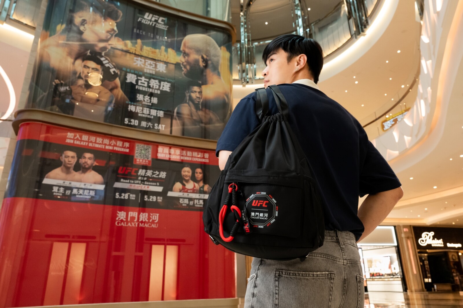 「澳門銀河」乘UFC澳门格斗周2026同步推出一系列购物礼遇，包括购物优惠券及指定品牌折扣优惠。消费满指定金额，更可获赠“UFC x 「澳門銀河」”限量版健身袋。