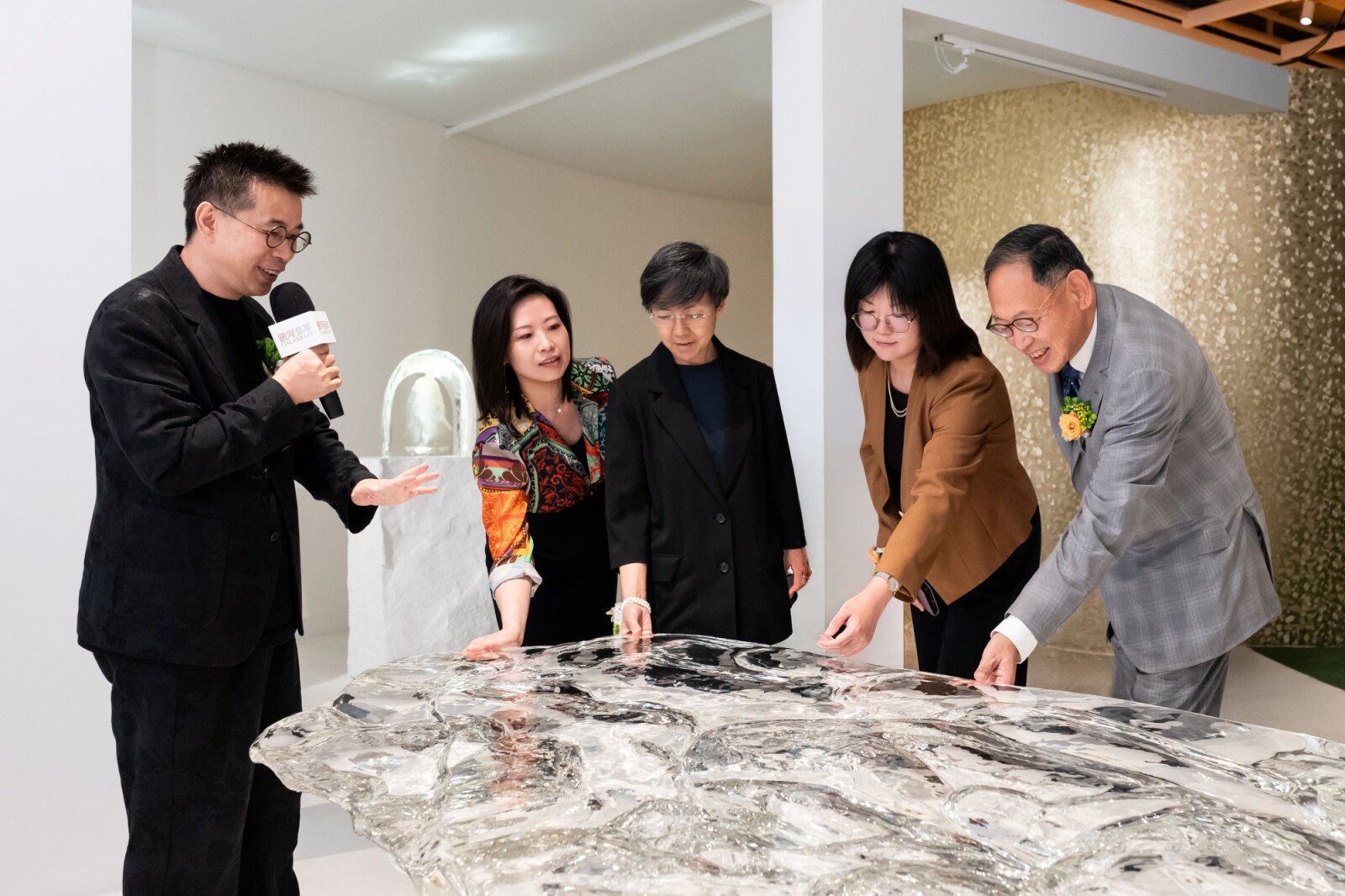Following the opening ceremony, the officiating guests visit the exhibition under docent introduction of lead artist Wu Daijie.