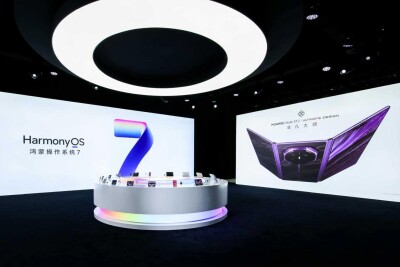HUAWEI Mate XT 2 | ULTIMATE DESIGN Debuts as the First Smartphone to Feature LogicFolding Tau (τ) Chip and Reach Mass Commercialization